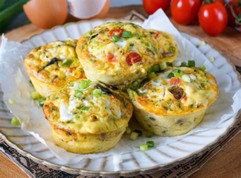 Kollage: Omelett, Eiermuffins, Parmesan-Waffeln und Keto-Pancakes