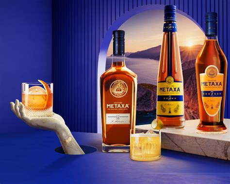 Kollektion von Metaxa‑Flaschen inklusive limitierter Karaffen