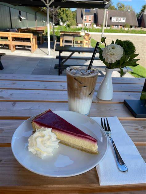 Kollwitzstraße Café Terrasse mit Käsekuchen