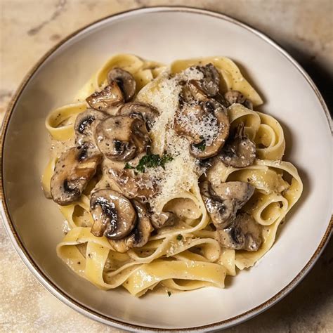 Kombination: Tagliolini mit Gorgonzola, gebratenen Pilzen, Rucola und gehobeltem Trüffel