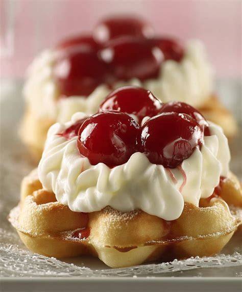 Kombination: Waffeln, Vanillecreme und Glas Weißwein