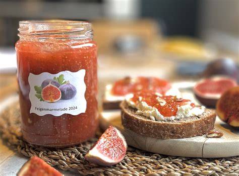 Kombination Feigenmarmelade mit Käse und Rosmarin als mediterrane Vorspeise
