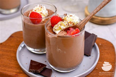 Kombination aus Schokoladenpudding und Vanillesoße im Becher