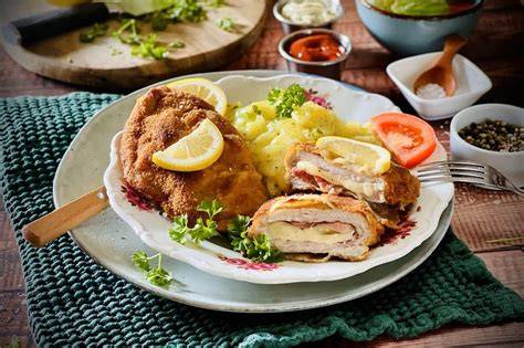 Kombination aus klassischem Schnitzel, Cordon Bleu und Marmeladenvariationen