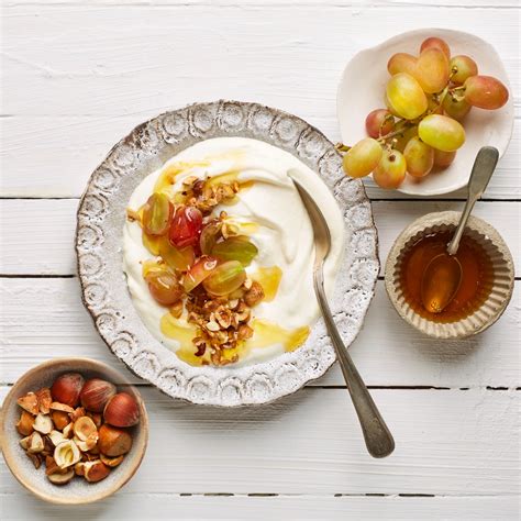 Kombination griechischer Joghurt mit Honig und Früchten