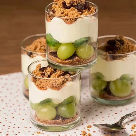 Kombination roter und weißer Weintrauben im Glas für ein optisch ansprechendes Ergebnis