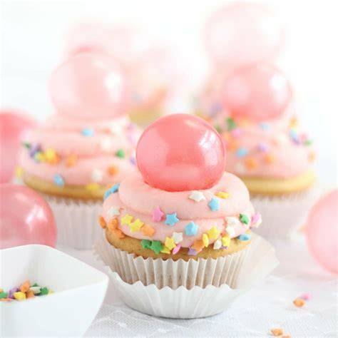 Kombination von Gelatine und Fondant Kugeln auf einem Cupcake