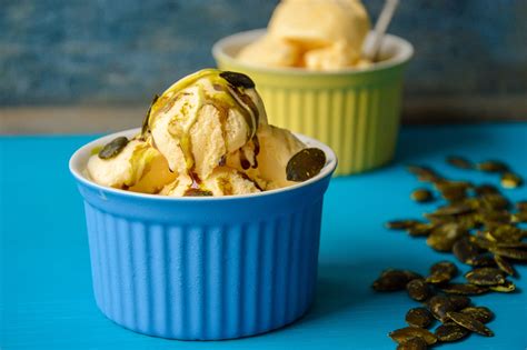 Kombinationen: Vanilleeis mit verschiedenen Toppings