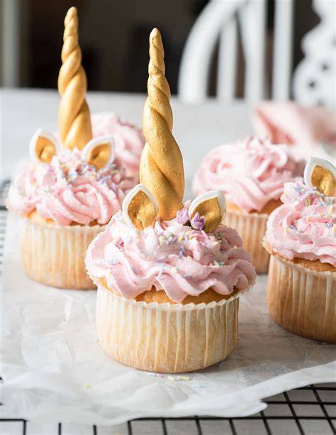 Kombinierte Einhorn-Partytischdeko: Torte, Cupcakes und Streudeko
