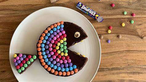 Kommunionskuchen in Fischform mit Sahne und Smarties dekoriert