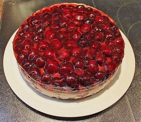 Komplett dekorierte Mascarpone-Kirsch-Torte in Seitenansicht