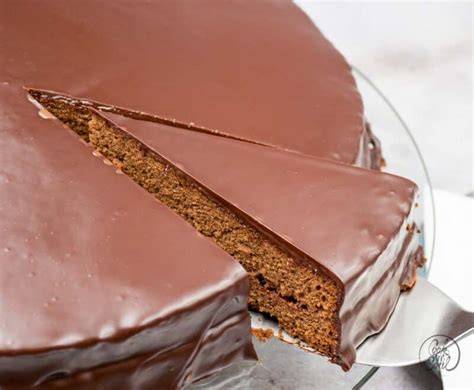 Konditor bei Lebkuchen-Schmidt mit traditioneller Sachertorte