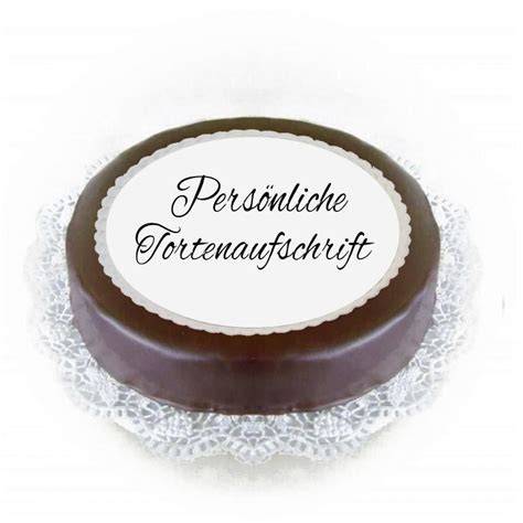 Konditor dekoriert Torte mit Callebaut Kuvertüre