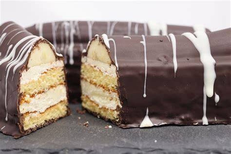 Konditor-Schokobananen mit Biskuit, Buttercreme und halber Banane im Anschnitt