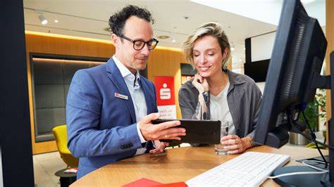 Konditorei Beratungsgespräch mit Foto-Editor auf Tablet