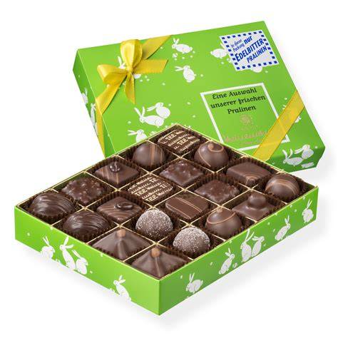 Konditoreiboutique Heinemann Innenansicht mit Pralinen und Torten