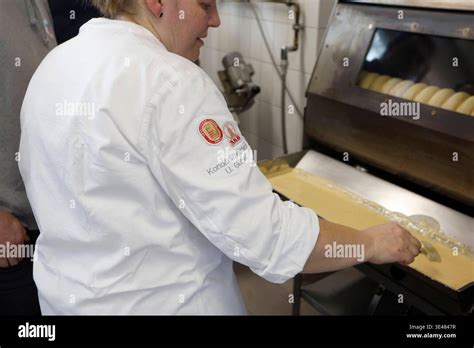 Konditoren bei der Herstellung von Patisserie im Demel