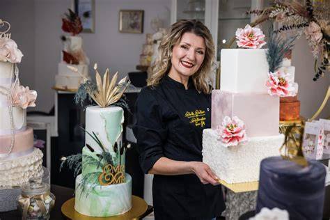 Konditorin mit Hochzeitstorte im Atelier
