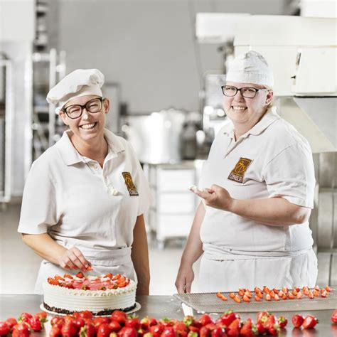 Konditorinnen bei der Arbeit, Tortendekoration und Beratung