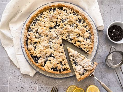 Konfetti-Blechkuchen mit Zuckerguss und Streuseln