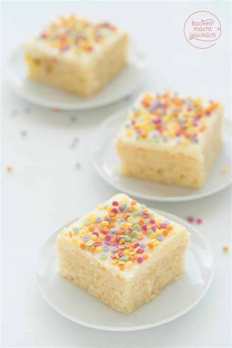 Konfetti-Kuchen vom Blech: Guss und Regenbogenstreusel, zugeschnittene 24 Stücke