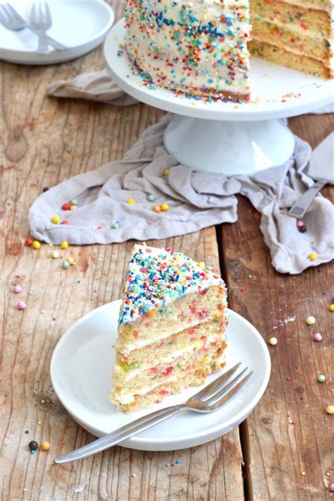 Konfetti-Torte in Schichten mit Frischkäsefrosting und Streuseln