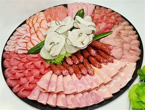 Konfigurator: Auswahl von 19 Wurstsorten, 5 Brotsorten, Saucen und Deko