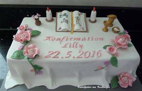 Konfirmationstorte mit Rosen, Schleierkraut und goldenem Acryl-Kreuz