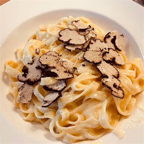 Konservengläser mit Pilzen und Trüffeln