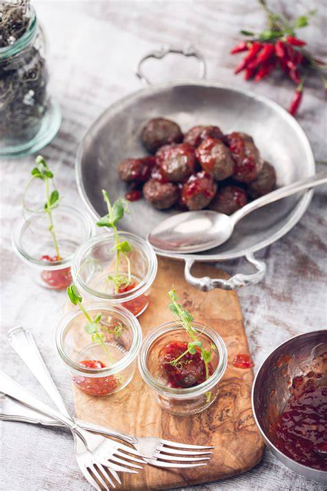 Konservengläser mit hausgemachter Zwetschgen-Amaretto-Marmelade