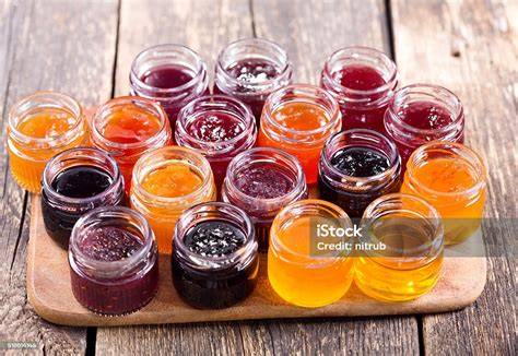 Konservenglas Marmelade mit verschiedenen Früchten