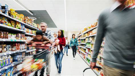 Konsumenten im Supermarkt: Vergleich von Packungsgrößen