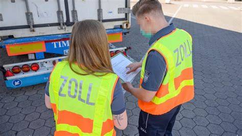 Kontrolle durch Zollbeamte bei Honigtransport