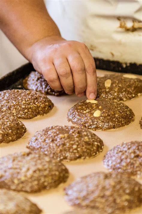 Kopenhagen-Kränze vor dem Backen mit Mandeln bestreut