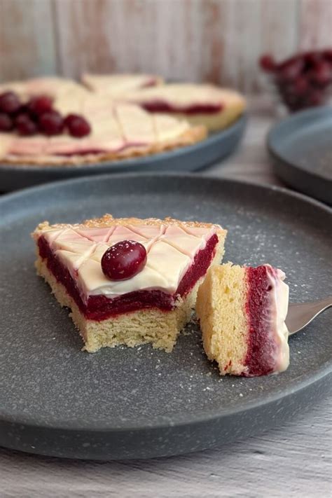 Kornelkirsch-Kuchen mit Schmandschicht angeschnitten