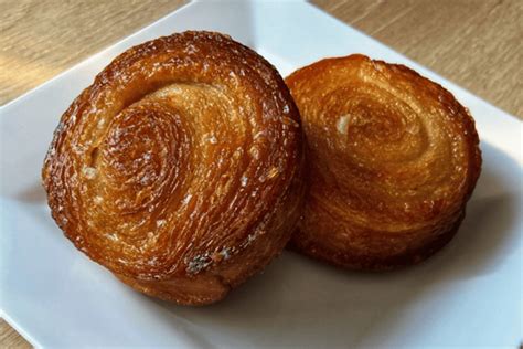 Kouign-amann frisch gebacken: karamellisierte Butterkruste