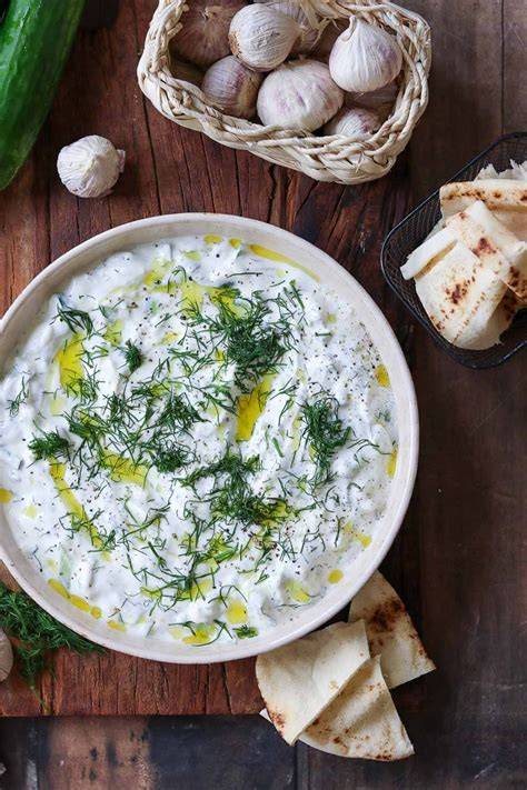 Koulourakia mit Aprikosen-Konfitüre und griechischem Joghurt serviert