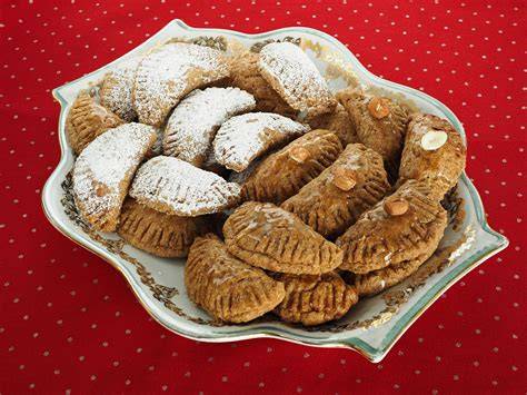 Kourabiedes - die traditionellen Mandel-Plätzchen auf griechischem Weihnachtstisch