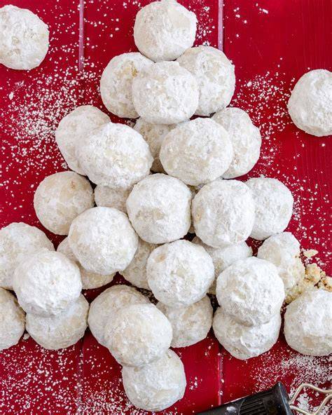 Kourabiedes frisch gebacken, mit Puderzucker bestäubt, auf einem Tablett