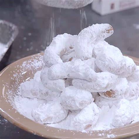 Kourabiedes mit Puderzucker und Zimthauch