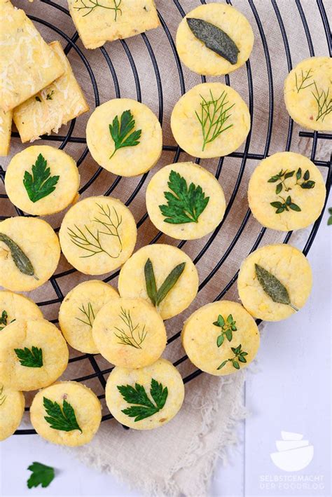 Kräuter-Cracker als Geschenkidee mit Etikett und schöner Verpackung