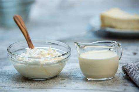 Kräuterlikör, Vanille, Milch und Sahne als Mise en Place