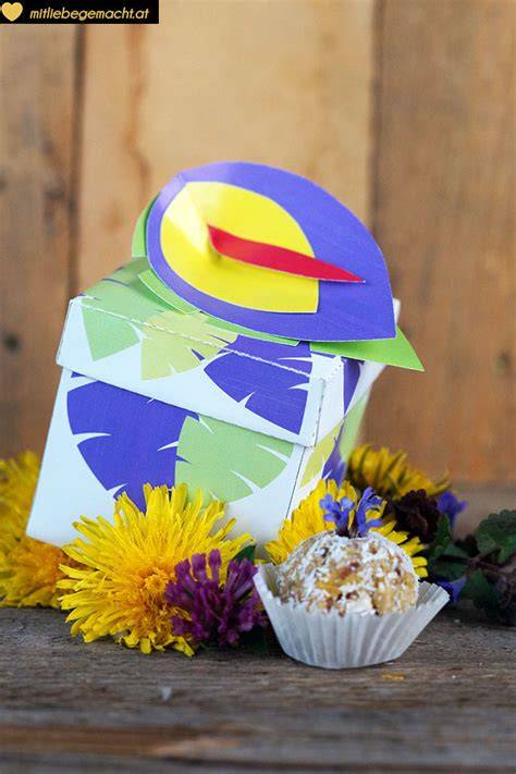 Kräuterpralinen auf Holzbrett mit Blüten