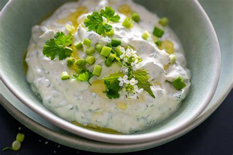 Kräuterquark mit frischen Kräutern in einer Schüssel
