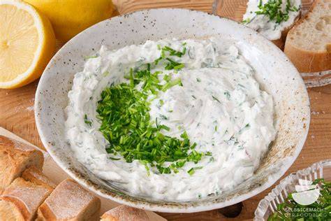 Kräuterquark und Paprikawürfel