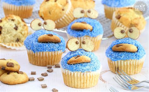 Krümelmonster-Muffins mit blauer Creme und Schokolinsen-Augen