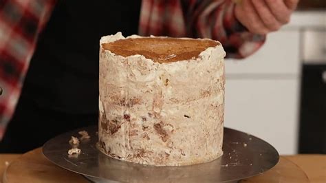 Krümelschicht auf Torte auftragen