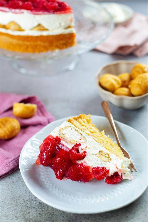 Krümeltorte mit Marmelade auf einem Kuchenteller