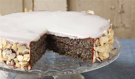 Kransekake-Turm mit Zuckerglasur und Dekor
