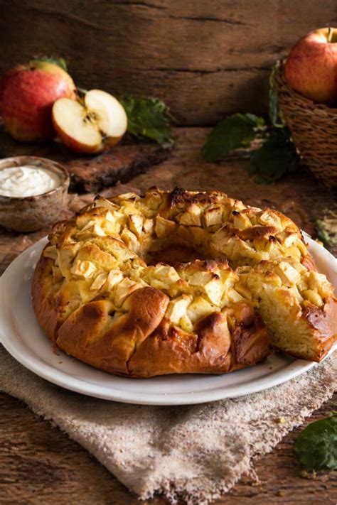 Kranzkuchen mit Äpfeln und Eierlikör-Guss - Anschnitt
